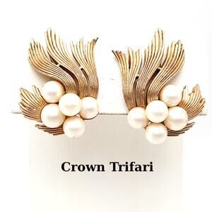 Crown Trifari Faux Pearl Clip Earrings Gold Tone Mid Century 1 1/8”
